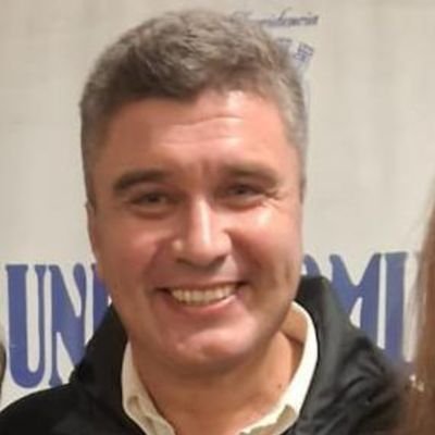 Rancagüino de origen, santiaguino de corazón, Ingeniero Comercial, dirigente social, 34 años junto a mi Paty. Amigos pocos, pero buenos