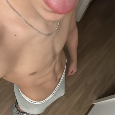 😈 19 yo Top 😜| French Student 🇫🇷| DM for more 💌 |🔞 I sell videos and photos 🤭 https://t.co/rhenO9RIDs