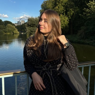 soy rumana, me gusta la política, leer y el derecho