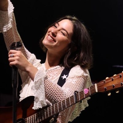 tvlerateit's profile picture. i hate it here so take me to the lakes where all the poets went to die