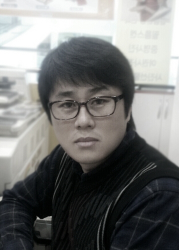 포토그래퍼.레이싱.알파인보더.40대 아저씨.이쁜아내와 거친두아들의 네로.//////흔적 자연속의 모든 구성원들.. 흔적을 남기고 그흔적속에 생을 영위하고 또한 마감한다 인생은 아름다운 비행이다 비록 굴곡진 비행 일지라도 부끄럽지않은 흔적들을 남기며 안착하기를 소망한다.......