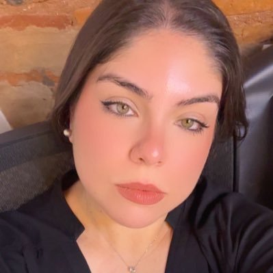Siempre quise ser bióloga marina, especialista en cetáceos.
Ambidiestra, practiqué desde chica por si alguna vez me quedo sin mano derecha.