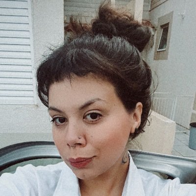 mulher, feminista, mãe solo, caprica, professora de português e inglês e marginal influencer.