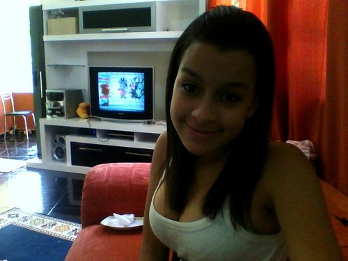 Simpática ,Blogueira , legal , materialista , grossa , ignorante , coelhos , cães , vida nova , SOLTEIRA ;}