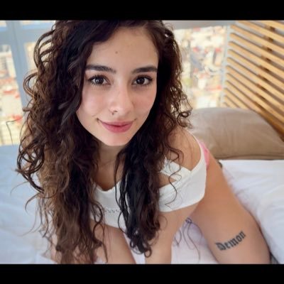Hola amor ❤️🔥 venis a verme jugar 💦 ? o venis a jugar conmigo por llamada? 🎥☎️ 🙈👇🏻