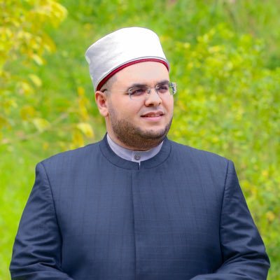 أنا المسلم أنا بالعدل والإحسان مأمور و أمار ، أنا نبع لكل الناس بالخيرات فوار ، رحيم القلب لكني على الطاغين جبار ، أنا نجم أنا رجم أنا نور..