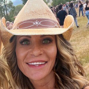 Wife💍-Mama👧👧👦- Dogs🐶🐶🐶🐶- Christian ✝️ -Only 2 genders 👧👦 -Pro life❕- Restore the USA to normal🇺🇸