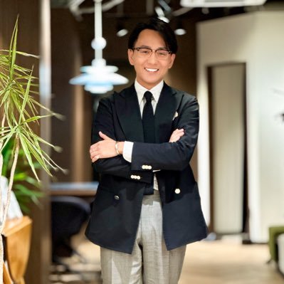 “Dress for Success—すべての日本のビジネスパーソンに成功のための装いを“をコンセプトに、オシャレや流行だけではない、成果を引き寄せるビジネススキルとしてのファッションを発信していきます