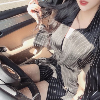 Yue306031's profile picture. 🌟 另一个朋友圈🎀 高跟控👠
什么o型腿x型腿 我只想被摆成M型腿和V型腿💕
脚踝被大手用力握住无法挣脱时快感才最极致📸✨