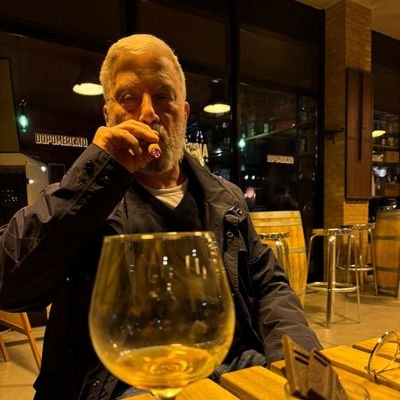 Etiam si omnes ego non.
Ex formatore in competenze manageriali e psicosociali. Amo il bonsai, cucinare fare la birra e il pane. Non vivo senza musica e cinema