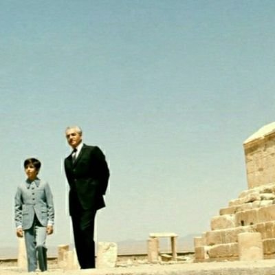 شجاع باش، آگاه شو، عاشق باش!
دلهای مردم افسرده است تو سرآغاز باش!