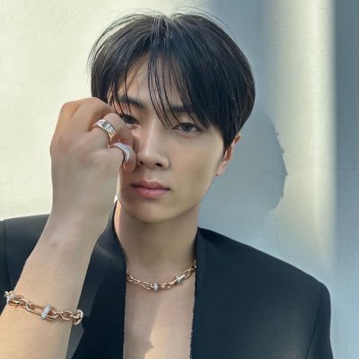 Just a person supporting their Kpop idols ┃24┃01 liner | Bi | Multi