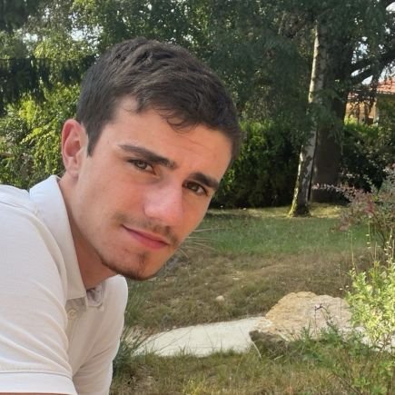 Étudiant à l'université Jean Monnet de Saint Etienne 📍
Rédacteur de l'avant match pour @TRIBUNESTE42100