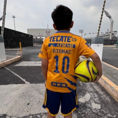 Amo el futbol⚽ Juego en la academia del Atlante 🐴 Le voy a los Tigres 🐯 Tengo 9 años y trabajo para cumplir mi sueño… ¡Quiero ser futbolista! ⚽️🥅🇲🇽