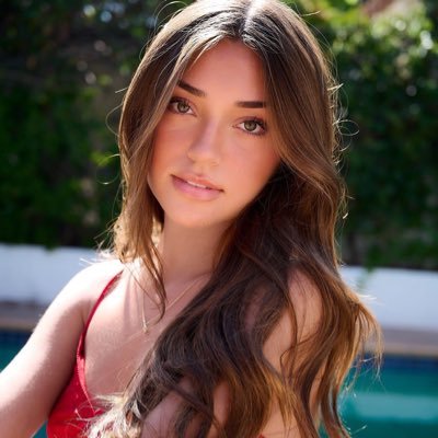 ItsPresleyE's profile picture. 📍Louisiana | Professional model & musician 🎸 | Follow to see extra content on my fan-site 👇🏼💕