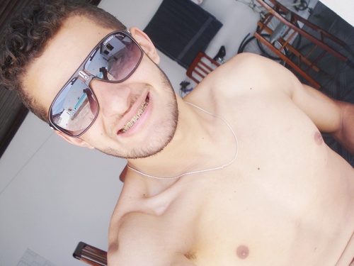 diego_streck's profile picture. 21 anos,sagitariano, estudante de logística, humor bipolar, sarcástico, narcisista, buscando sempre meus ideais :)