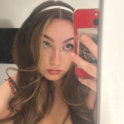 skyexlorrainex's profile picture. literally just retweets