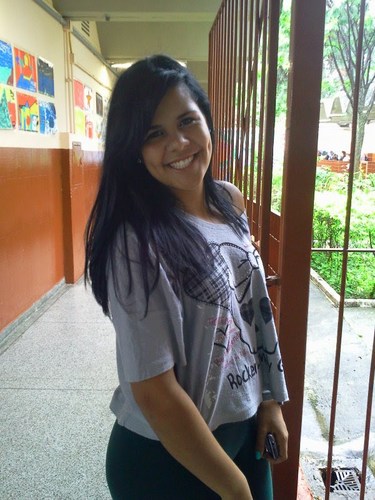 - queem éh essaa meniina doo céu coor de roosa, nãoo sabee riir, nãoo sabee se choora, see amaa oou see gostaa, sabee só qee quer viiver coom alguéém ! [...] ♪