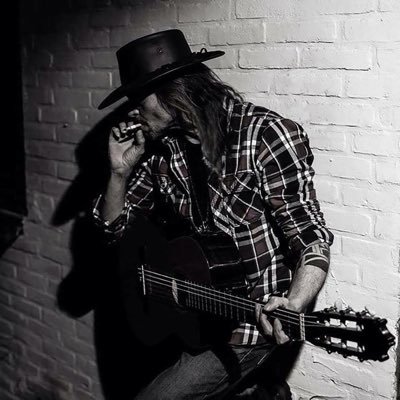viggo_arleij's profile picture. being the person I needed as a kid.