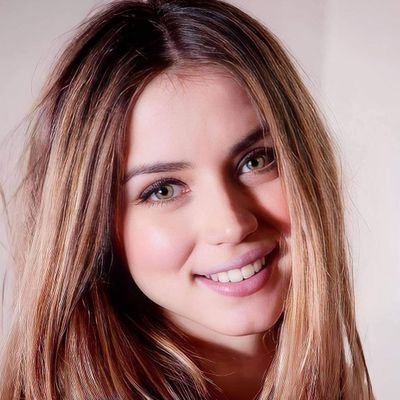 . لست شاعرة..
مجرد ما أكتبه خاطرة..
تجول بخاطري.. ك عابرة تترك آثرا
يفوح عطرا.. آنثره ها هنا
عل كل من مر هنا يذكرني بخير..
دون أن يعرف من أنا
