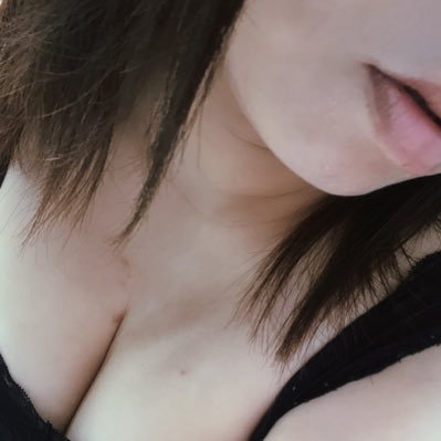 はじめまして。アラフォーのぽっちゃり以上。160の90……ですが遊びたくて登録しましたwお誘いはDMまで。写メほしいです。年下君が好き。よろしくお願いします。ちょいM