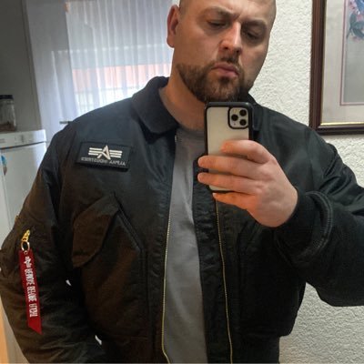 devkice's profile picture. Bin ein 1984er Silberrücken🦍, Bodybuilder, Deutsch-Serbisch Profi Autolackierer bei Mercedes Benz im Werk Sindelfingen