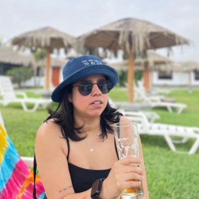 Salí del Callao pero el Callao nunca salió de mi. Lesbiana de nacimiento. Hincha de la U hasta los huesos.