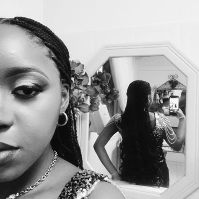 theegreat_liyah's profile picture. 𝐛𝐨𝐨𝐤 𝐡𝐨𝐚𝐫𝐝𝐞𝐫. 📚  
you only live this life once.