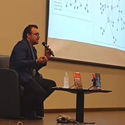 Doctor en Ingeniería. Investigación y análisis de datos, redes, sistemas complejos y de la neointeracción socio-digital.