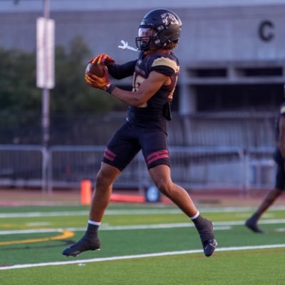 6ft/ 190/ Athlete/ Class 27/ Track/Football/3.4 gpa/ Chaminade high school /https://t.co/sgHb60G6uI