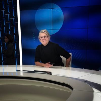 Mes adjectifs sont : aimable, intelligente et humble #JOKE. Et J’aime la nuance. Sous-analyste de discours douteux. Auteure du récit Une marche incertaine.