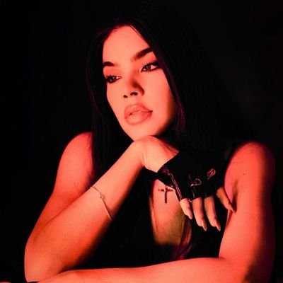 Esta lista la mesa pa' comerte,
vengo reservada, déjame sin nada 🍬