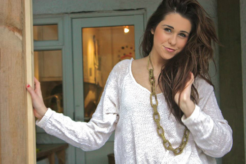 @Becca_Official we are becca's believers! #BeccasBelievers :)
Becca Follows! Follow and i'll follow you back:)