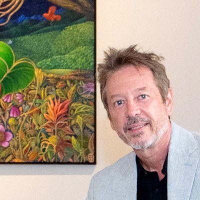 Artista visual contemporâneo brasileiro que, ao longo de mais de 20 anos, desenvolve uma pesquisa singular que integra artes plásticas, neurociência e natureza.