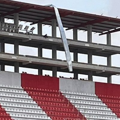 Una cenefa de aluminio, esculpida por los dioses de las obras Spahnistas que se soltó un 30 de abril de 2023 y suspendió un Unión - Lanús