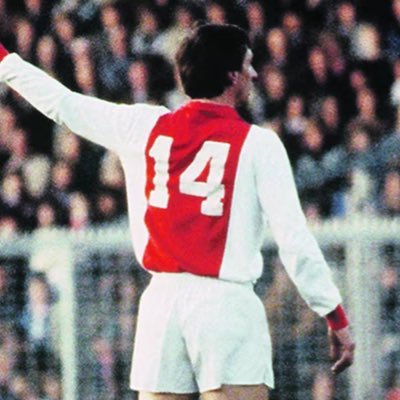 DesAjax's profile picture. Bewaker van het des Ajax DNA (hard nodig) . Ik volg iedereen terug. 25+ seizoenkaarten.