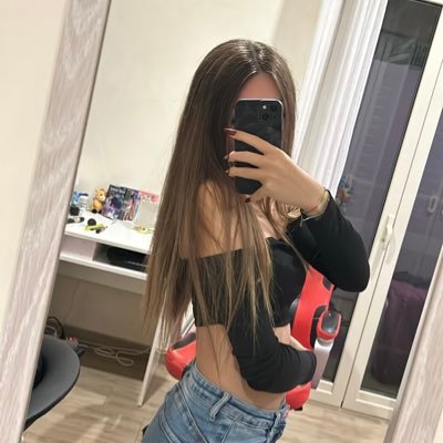 Lvcyyyyyy's profile picture. bored