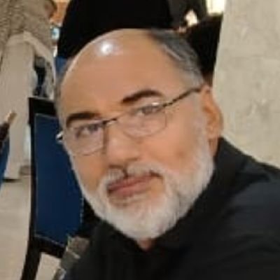 مهندس احب الشعر والادب اجبرني جهل وفساد الساسه على الخوض في السياسه