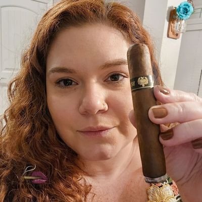 Ludmilagoncalv's profile picture. Dona Charuteira® 🌬️ Cigar Lady
Cigars ▪️ Coffee ▪️ Cocktails ▪️ Spirits 
🌬️| by ludmilaassad
📍| 🇧🇷 in ATL 🇺🇲
#️⃣| Elas