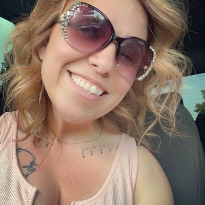 Rooted in light ☀️🧘♀️Psychology nerd 🤓 Scorpio ♏️ Unhinged & unbothered 🪬💕 Garden & nature fairy with a cosmic calling 🐓 🐿️ 🌙 🧚♀️