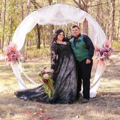 married 💍 teacher ✏️ small towns 📍 horror books and movies 📚animals 🐄 music 🎶 makeup 💄libraries and book stores ❤️🔥
