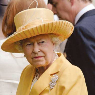 Tengo poco más de 600 años de vida y soy la Reina de Inglaterra y de México. Soy humilde de pensamiento, me gusta viajar en mi carroza bañada en oro.