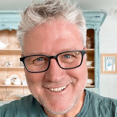 Je me définirais comme une personne calme et sincère qui bonté du coeur ,car moi c’est là choses plus importante pour une meilleure société !!