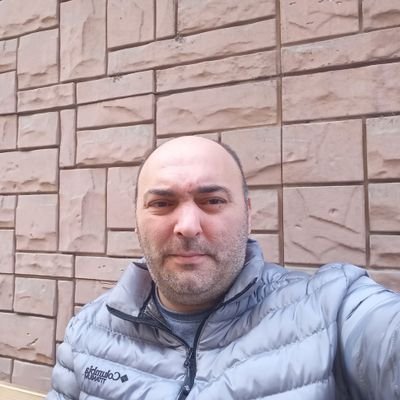 Dik dur ve gülümse. Bırak neden gülümsediğini merak etsinler...