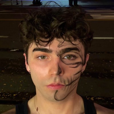 rileyxfinn's profile picture. fag with a phone