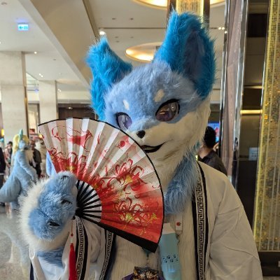 bs49927134's profile picture. 種族：狼人，毛色：青藍色，獸爪：白，肉球:天藍色，獸瞳：紫色

喜愛：愛吃美食，滑手機，四處去遊玩或散步    

  原本是一隻森林中的藍狼，因為吃下正在進行傳承之火的青鳥並連同青鳥體內的精魂都吃進肚子，從而化形成青藍色紫瞳狼人並繼承職業殞火武者，現在隱身在城市中工作，閒暇時會變回狼人四處去玩