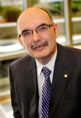 Frank Switzer. Likes financial services, sports and culture.