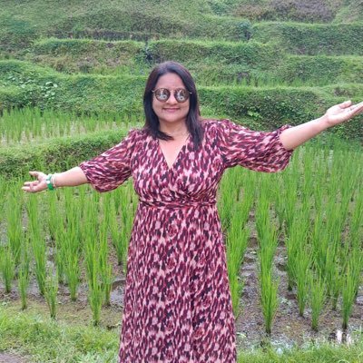 Financial advisor and social worker and food blogger.