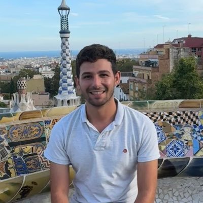 Historiador del Arte (UGR) - Máster en Patrimonio Artístico Andaluz y su Proyección Iberoamericana (US)