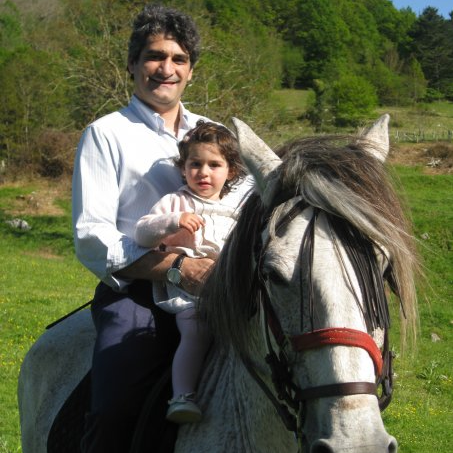 Casado con Mara, padre de Teresa y Gonzalo. Ingeniero Agrónomo, Arquitecto y Executive MBA. Nací en Madrid, vivo en Cangas de Onís.